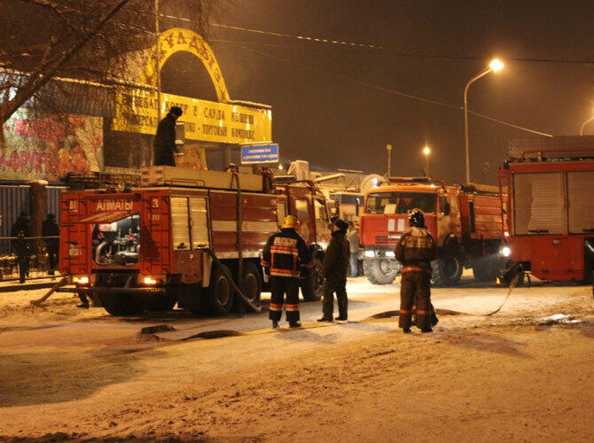 Пожары на рынках Алматы. Фото: Пожар на рынке Жулдыз 3 февраля 2014