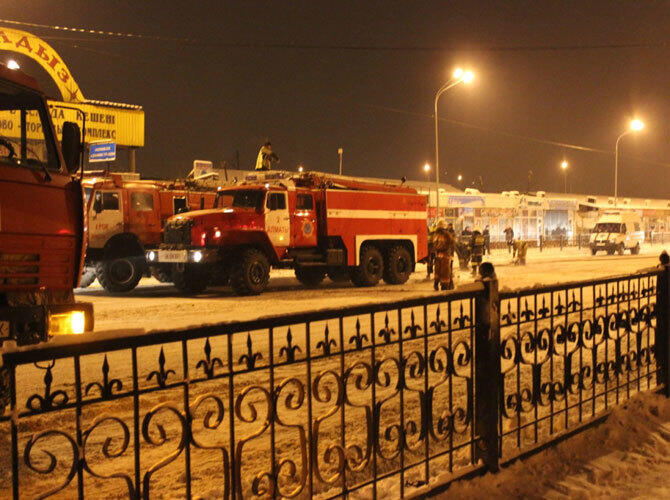 Пожары на рынках Алматы. Фото: Пожар на рынке Жулдыз 3 февраля 2014