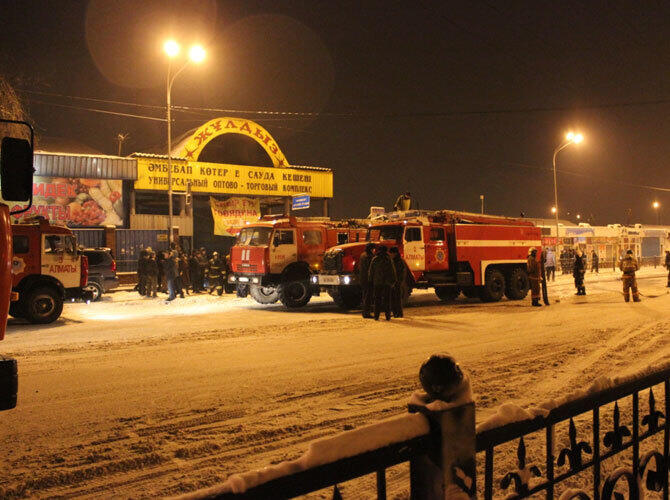 Пожары на рынках Алматы. Фото: Пожар на рынке Жулдыз 3 февраля 2014