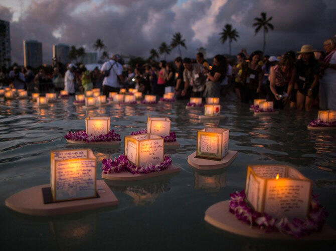 Самые красивые праздники мира. Фото: Фестиваль плавающих фонариков на Гавайях