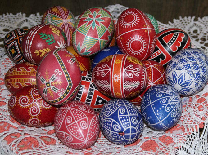 Украшение пасхальных яиц. Фото: Украшение росписью