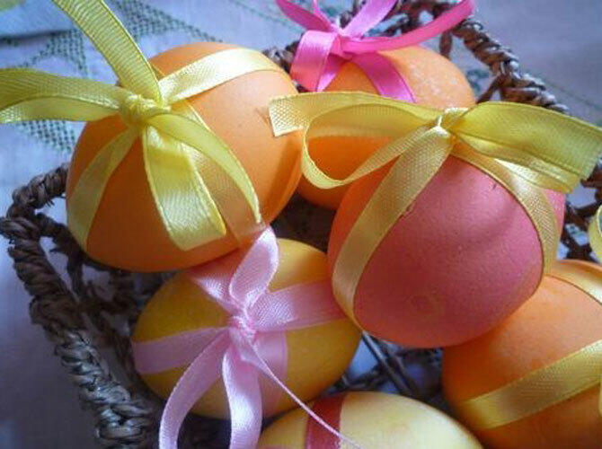 Украшение пасхальных яиц. Фото: Украшаем лентами