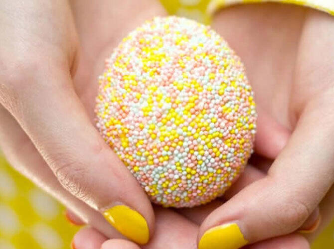 Украшение пасхальных яиц. Фото: Кондитерская присыпка