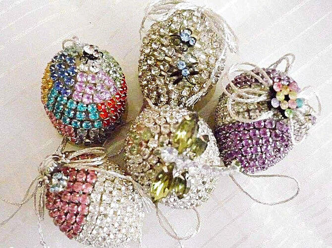 Украшение пасхальных яиц. Фото: Стразами