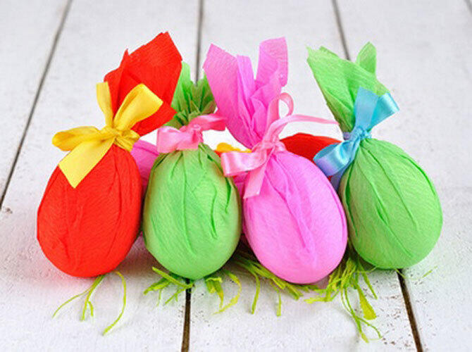 Украшение пасхальных яиц. Фото: Заворачиваем в цветную бумагу 