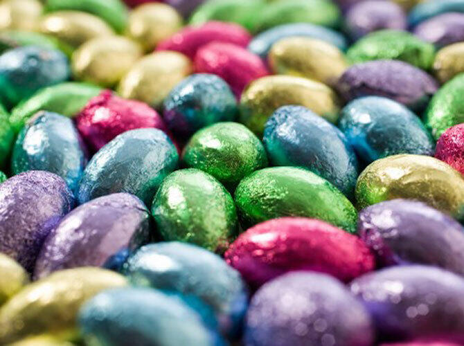 Украшение пасхальных яиц. Фото: Цветная фольга