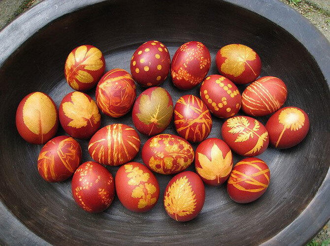Украшение пасхальных яиц. Фото: Красим пасхальные яйца луковой шелухой