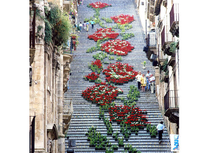 Обворожительные лестницы со всего мира. Фото: Калтаджирон, Сицилия, Италия. Фото с сайта http://www.adme.ru/