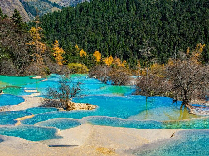 20 сюрреалистичных мест. Фото: Живописная долина Хуанлун. Сычуань, Китай. Фото с сайта http://www.tripadvisor.ru/