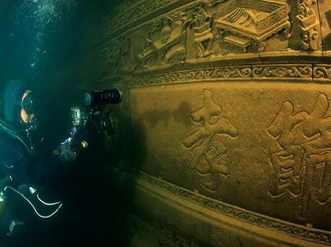 Бухта погибших кораблей. Город Льва (Ши Ченг) на дне озера Циндао, Китай. Фото: http://4tololo.ru/