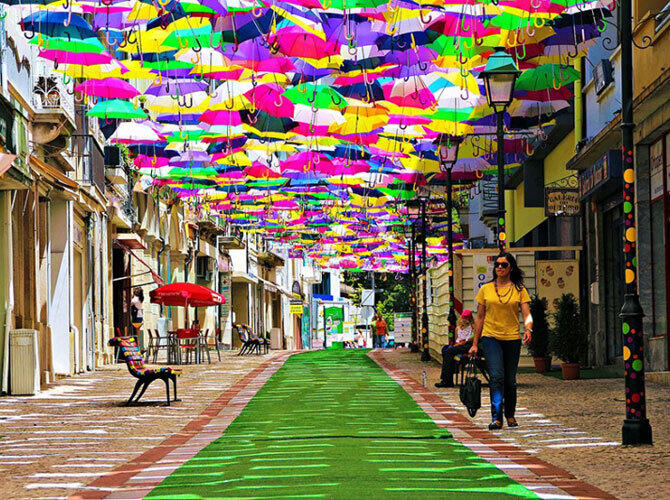 Лучшие арт-проекты года. Фото: Небо из зонтиков. Фото с сайта http://www.adme.ru/