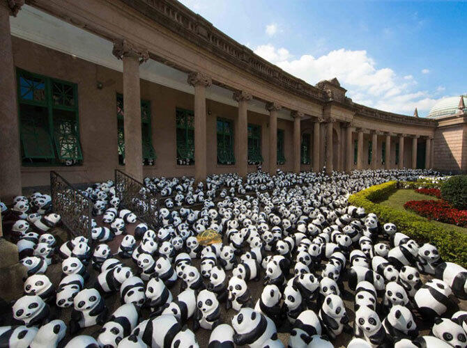 Лучшие арт-проекты года. Фото: 1600 панд на улицах Гонконга. Фото с сайта http://www.adme.ru/