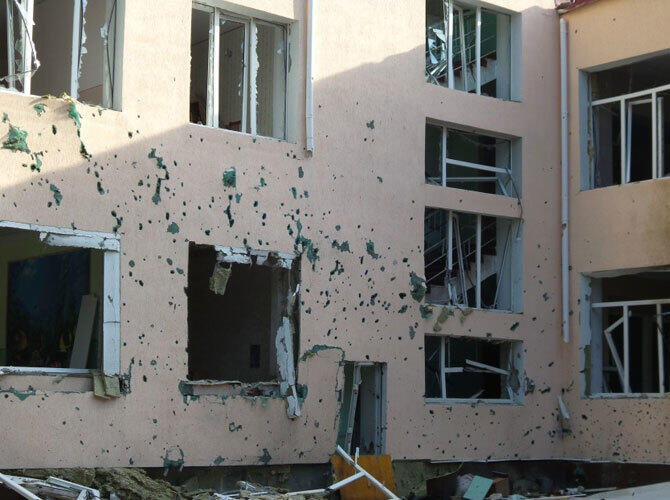 Ужасы гражданской войны на Украине.. Фото: Художественной школы по ул. Почтовая, 24. Луганск. Фото с сайта oinfo.ua