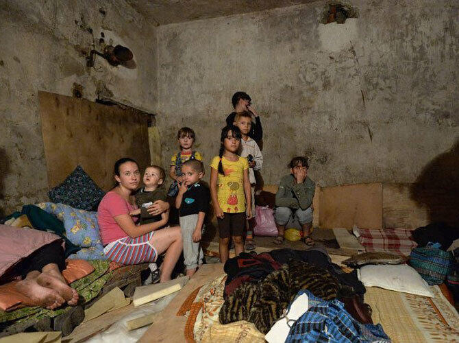Ужасы гражданской войны на Украине.. Фото: Жители в бомбоубежище в городе Горловке Донецкой области. Фото с сайта ria.ru
