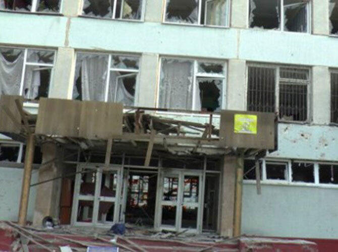 Ужасы гражданской войны на Украине.. Фото: Школа в Луганске после обстрела. Фото с сайта news.bigmir.net