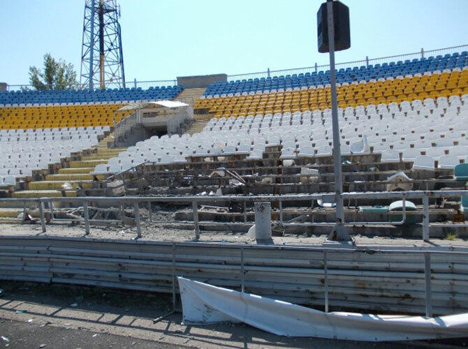 Ужасы гражданской войны на Украине.. Фото: Разрушенный стадион "Зари". Луганск. Фото с сайта podrobnosti.ua