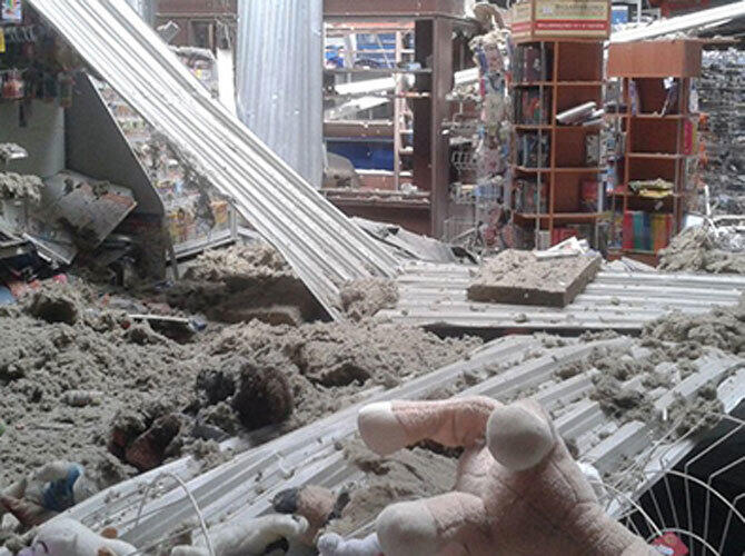 Ужасы гражданской войны на Украине.. Фото: Супермаркет «Лелека» в Луганске после обстрела. Фото с сайта riafan.ru