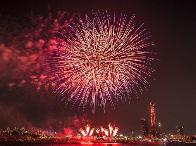 Самые лучшие мировые праздники и фестивали осени. Фото: Международный Фестиваль Фейерверков в Сеуле. В текущем году проведения действия запланировано на 9 октября. Фото с сайта  http://bigpicture.ru/