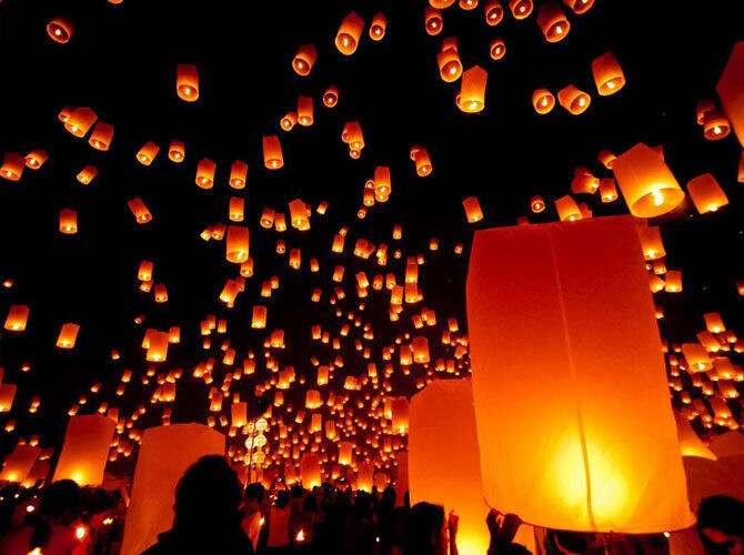 Самые лучшие мировые праздники и фестивали осени. Фото: Лойкратхонг И таиландский праздник, который отмечается во время ноябрьского полнолуния. В этот день верующие очищаются от грехов, обид и плохих мыслей путём пускания кратхонги из листьев бананового дерева в воду и небесных фонариков в небо. Фото с сайта  http://bigpicture.ru/