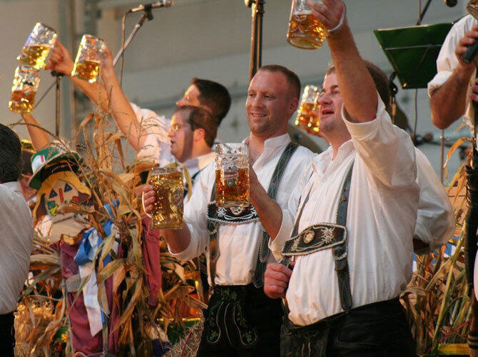 Самые лучшие мировые праздники и фестивали осени. Фото: Октоберфест И баварский праздник пива, который проводится ежегодно во второй половине сентября и длится 16 дней. Фото с сайта  http://bigpicture.ru/