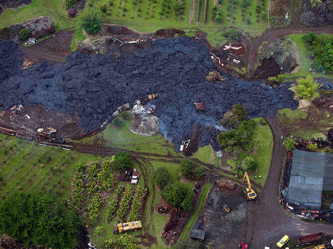 Извержение вулкана на Гавайях. Фото: 27 октября новый лавовый поток вышел из вулкана Килауэа и не спеша направился на северо-восток. Фото с сайта http://www.gazeta.ru/