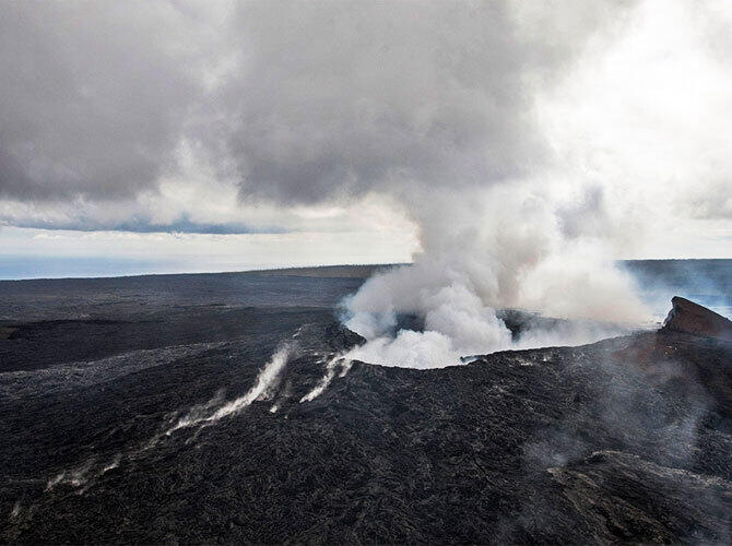 Извержение вулкана на Гавайях. Фото: Последнее его извержение началось 2 января 1983 года и продолжается до сих пор. Фото с сайта  http://www.gazeta.ru/