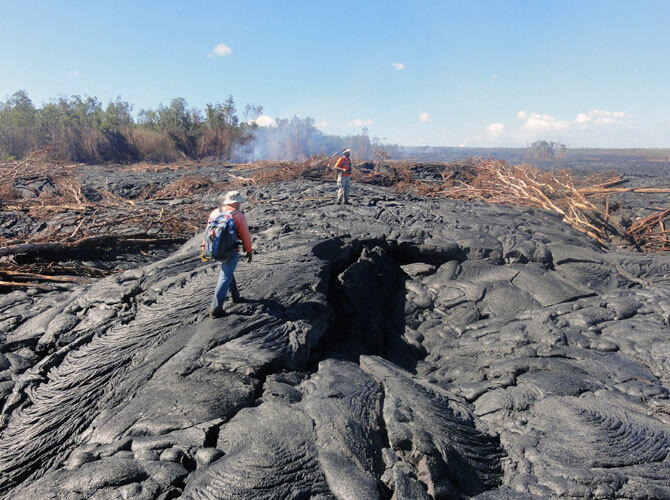 Извержение вулкана на Гавайях. Фото: Геологи ходят по поверхности потока лавы, 22 октября 2014. Фото с сайта http://loveopium.ru/