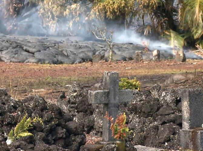 Извержение вулкана на Гавайях. Фото: 26 октября 2014 лава из вулкана Килауэа на Гавайях пришла на кладбище. Фото с сайта http://loveopium.ru/