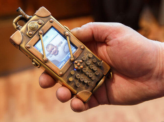 Медных дел мастер: минчанин создает удивительные вещи в стиле стимпанк. Фото: Телефон в медном корпусе, представляющий собой удивительную конструкцию из кнопок и рычажков . Фото с сайта  http://bigpicture.ru/