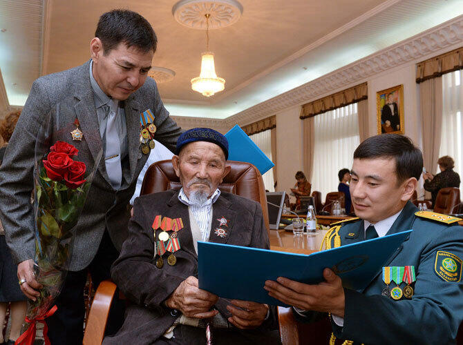 Есимов вручил ключи от квартир ветеранам Великой Отечественной войны. Фото: фото Даурена Исаева  