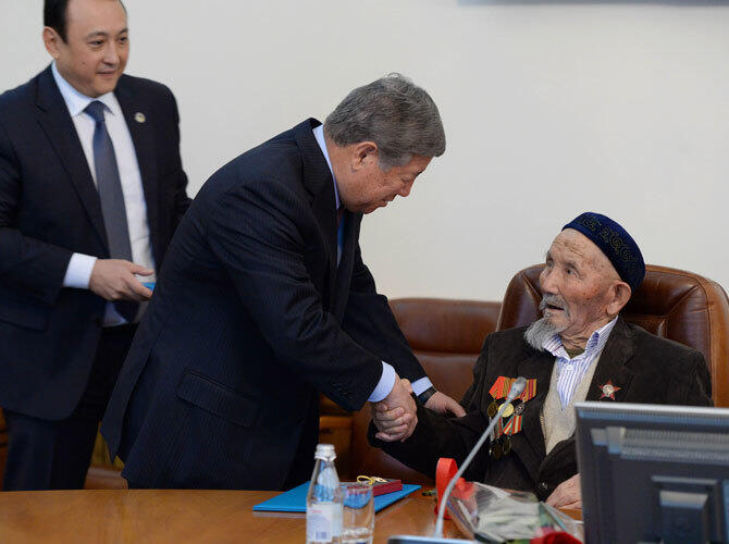 Есимов вручил ключи от квартир ветеранам Великой Отечественной войны. Фото: фото Даурена Исаева  