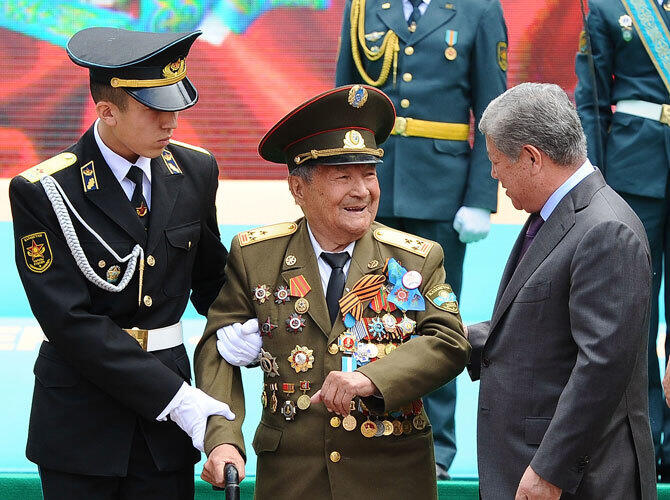 Празднование Дня защитника Отечества в Казахстане. Фото: Парк имени 28 гвардейцев-панфиловцев - Алматы. Фото ДАУРЕНА ИСАЕВА