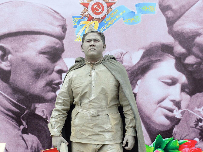 Празднование Дня защитника Отечества в Казахстане. Фото: Парк имени 28 гвардейцев-панфиловцев - Алматы. Фото ДАУРЕНА ИСАЕВА