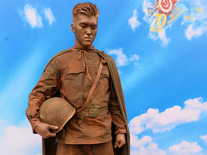 Празднование Дня защитника Отечества в Казахстане. Фото: Парк имени 28 гвардейцев-панфиловцев - Алматы. Фото ДАУРЕНА ИСАЕВА 