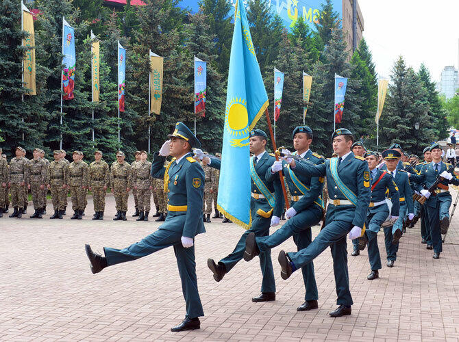 Празднование Дня защитника Отечества в Казахстане. Фото: Парк имени 28 гвардейцев-панфиловцев - Алматы. Фото ДАУРЕНА ИСАЕВА 