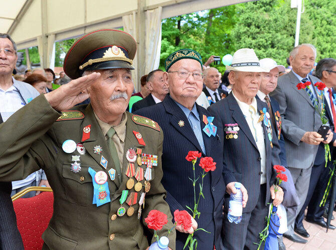 Празднование Дня защитника Отечества в Казахстане. Фото: Парк имени 28 гвардейцев-панфиловцев - Алматы. Фото ДАУРЕНА ИСАЕВА