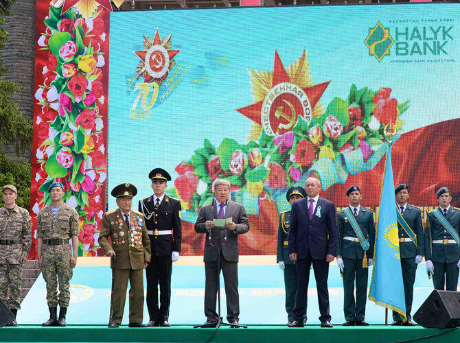 Празднование Дня защитника Отечества в Казахстане. Фото: Парк имени 28 гвардейцев-панфиловцев - Алматы. Фото ДАУРЕНА ИСАЕВА