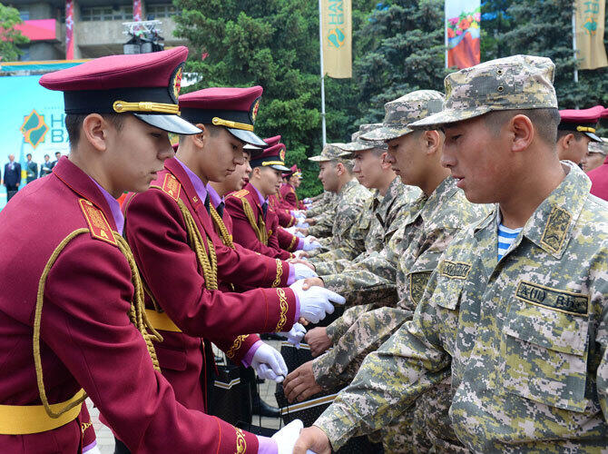 Празднование Дня защитника Отечества в Казахстане. Фото: Парк имени 28 гвардейцев-панфиловцев - Алматы. Фото ДАУРЕНА ИСАЕВА