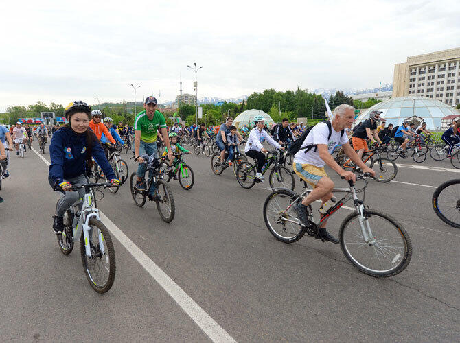 Празднование Дня защитника Отечества в Казахстане. Фото: Велопробег - Алматы. Фото ДАУРЕНА ИСАЕВА