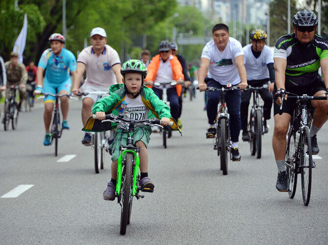 Празднование Дня защитника Отечества в Казахстане. Фото: Велопробег - Алматы. Фото ДАУРЕНА ИСАЕВА