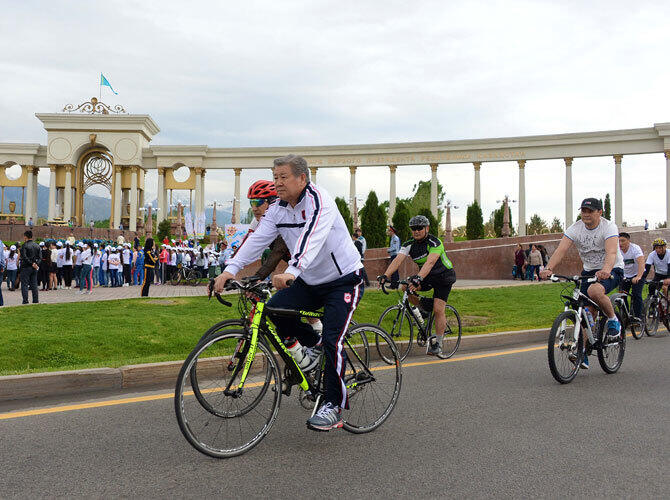 Празднование Дня защитника Отечества в Казахстане. Фото: Велопробег - Алматы. Фото ДАУРЕНА ИСАЕВА