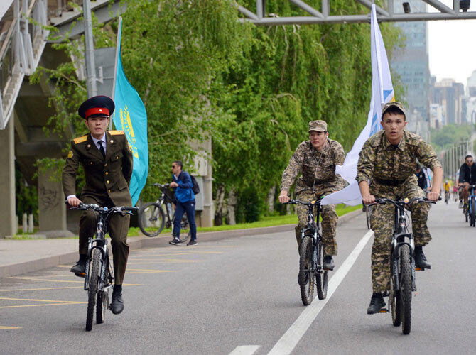 Празднование Дня защитника Отечества в Казахстане. Фото: Велопробег - Алматы. Фото ДАУРЕНА ИСАЕВА