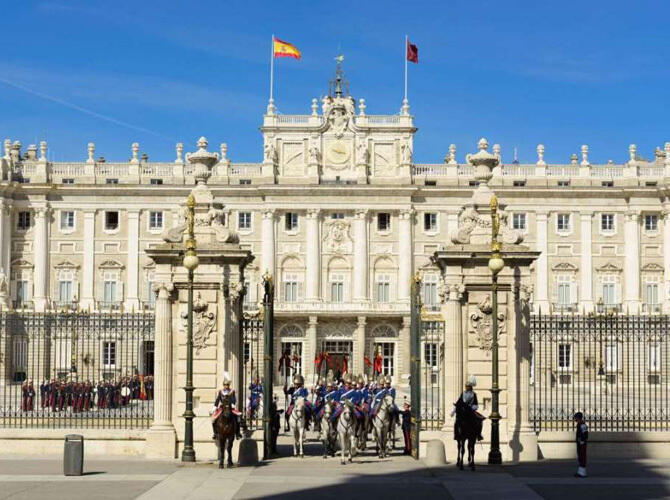Ак Орда вошла в топ-10 самых красивых президентских дворцов. Фото: 16. Королевский дворец в Мадриде, в Испании. Фото с сайта http://fullpicture.ru/