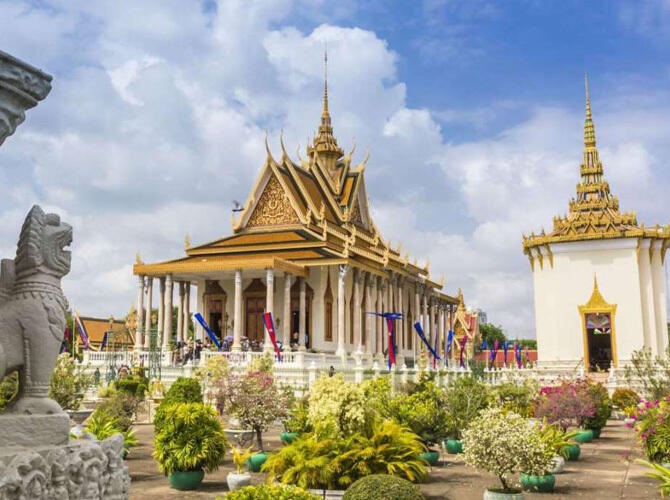 Ак Орда вошла в топ-10 самых красивых президентских дворцов. Фото: 17. Королевский дворец в Камбодже. Фото с сайта http://fullpicture.ru/