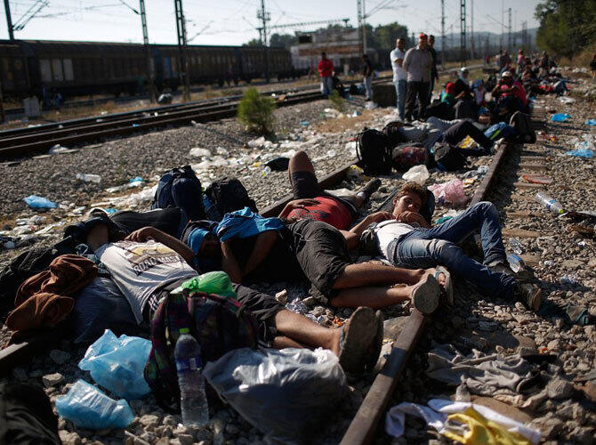 Сирийский конфликт. Фото: Мигранты из Сирии и Ирака спят на железнодорожных путях. https://slon.ru