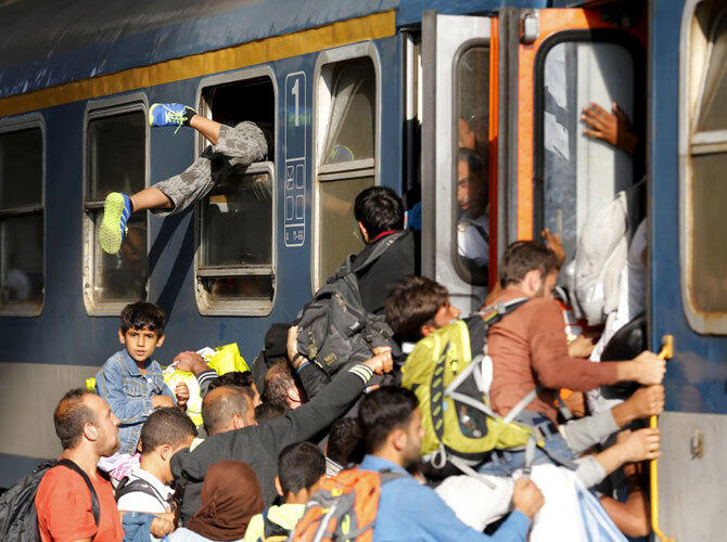 Сирийский конфликт. Фото: Мигранты пытаются попасть в поезд на вокзале в Будапеште. https://slon.ru