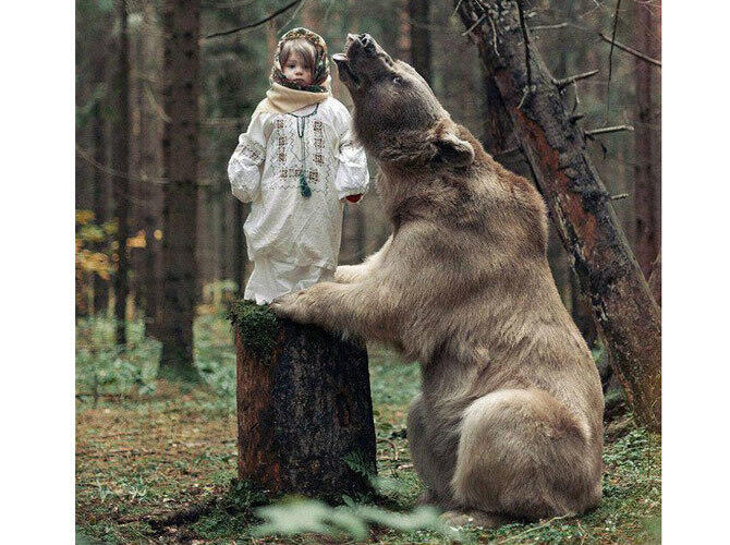 Сказочная фотосессия медведя Степана с русскими моделями