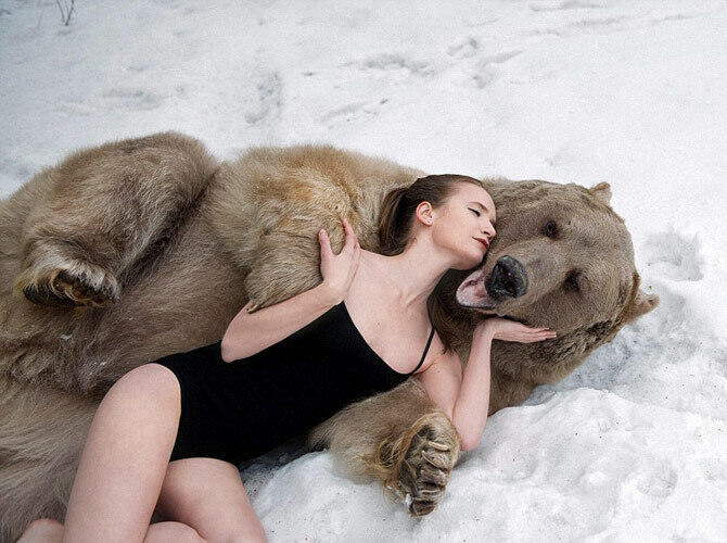 Сказочная фотосессия медведя Степана с русскими моделями