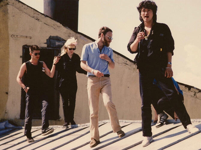 Джоанна Стингрей опубликовала неизвестные фотографии звезд русского рока. Юрий Каспарян, Джоанна Стингрей, музыкальный критик Александр Кан и Виктор Цой. Фото: http://lenta.ru/