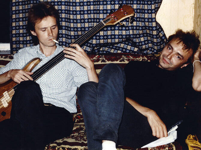 Джоанна Стингрей опубликовала неизвестные фотографии звезд русского рока. Группа «Алиса»: басист Петр Самойлов и Константин Кинчев. Фото: http://lenta.ru/